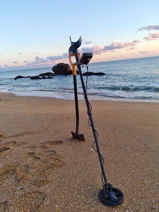 Поиск металлоискателем сережка кольцо пляж парк клад