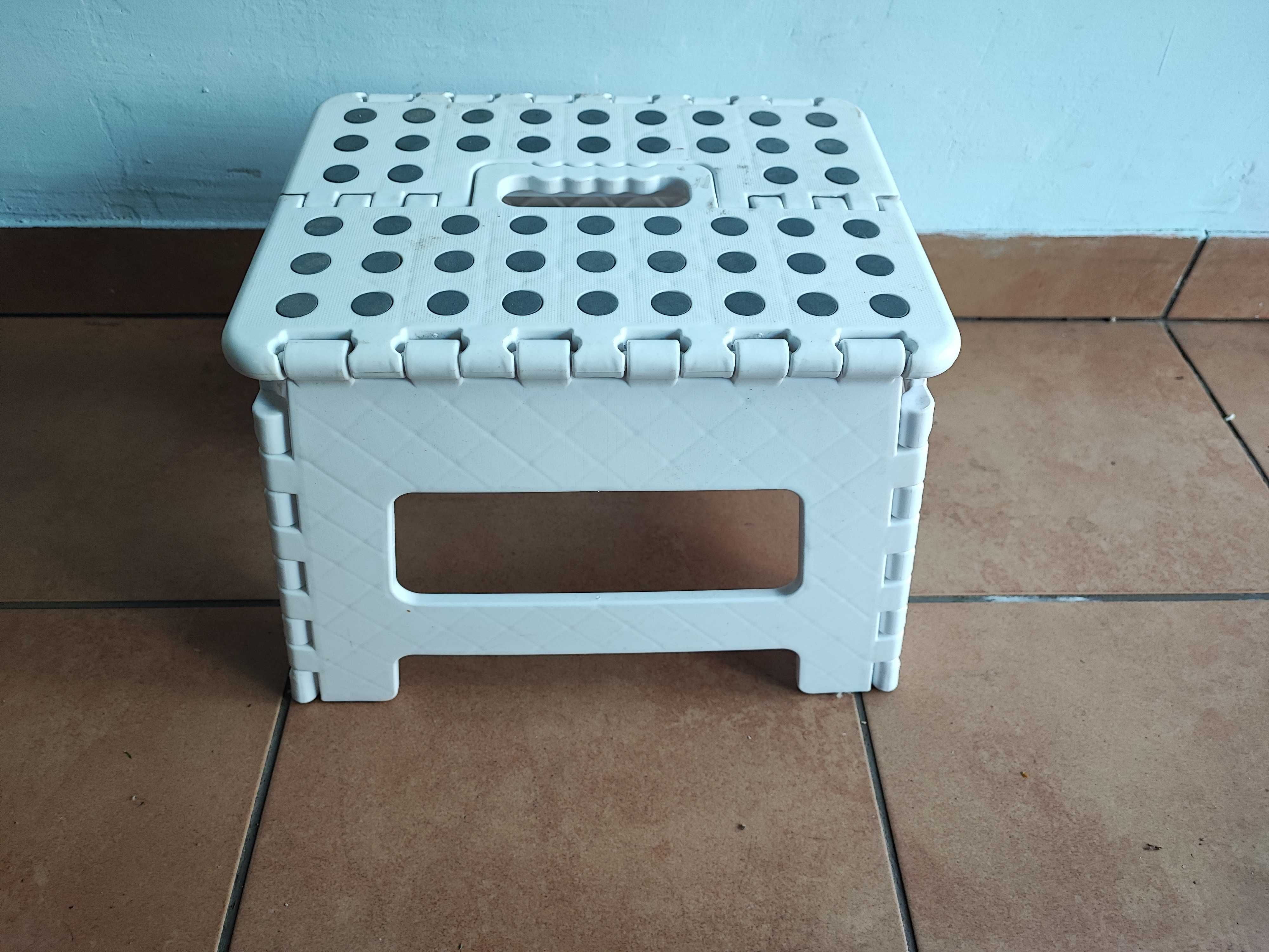 Taboret, krzesełko, stołek składany bialy