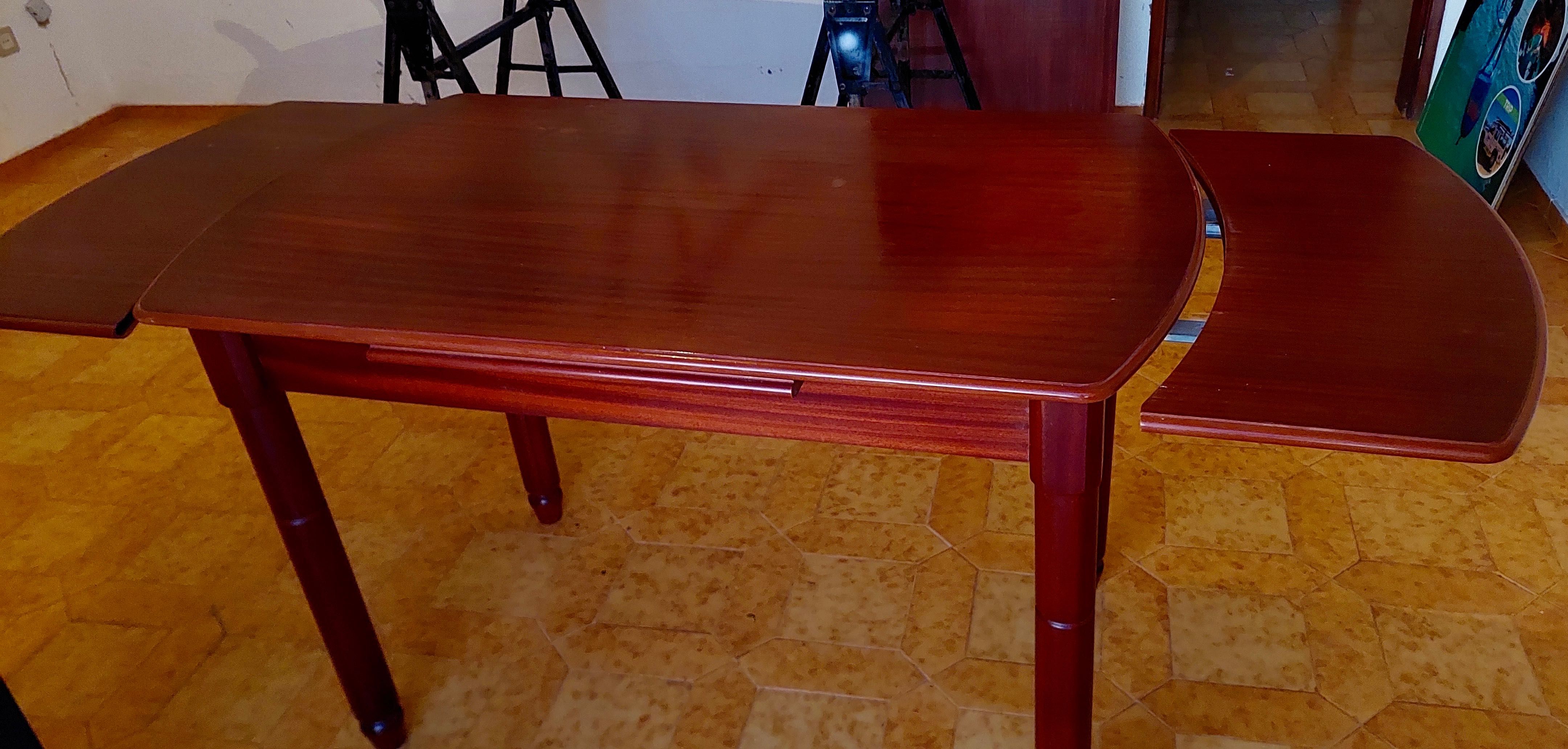 Mesa em madeira 4 / 6 pessoas