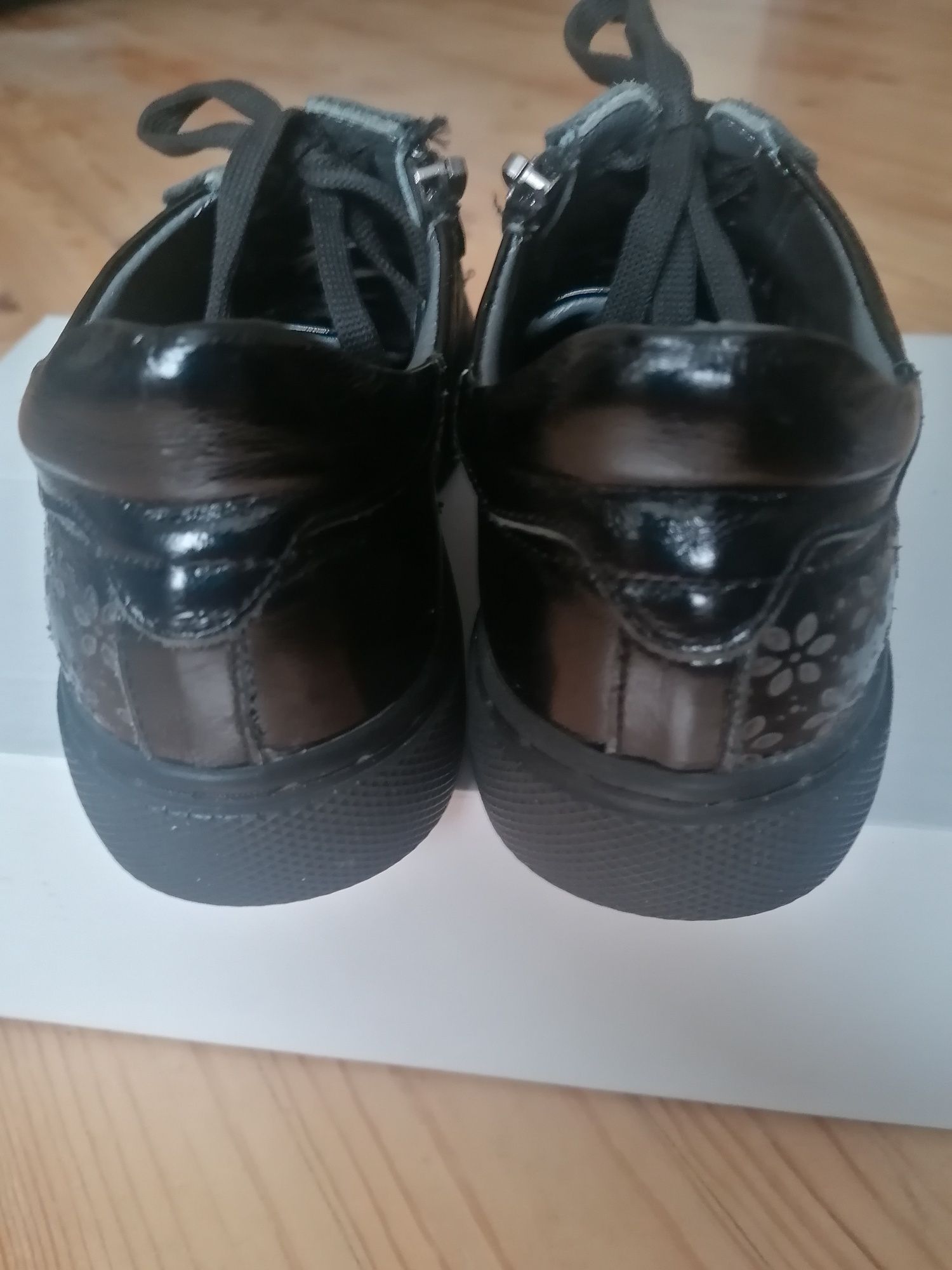 Лаковані туфлі для дівчинки. Розмір 31