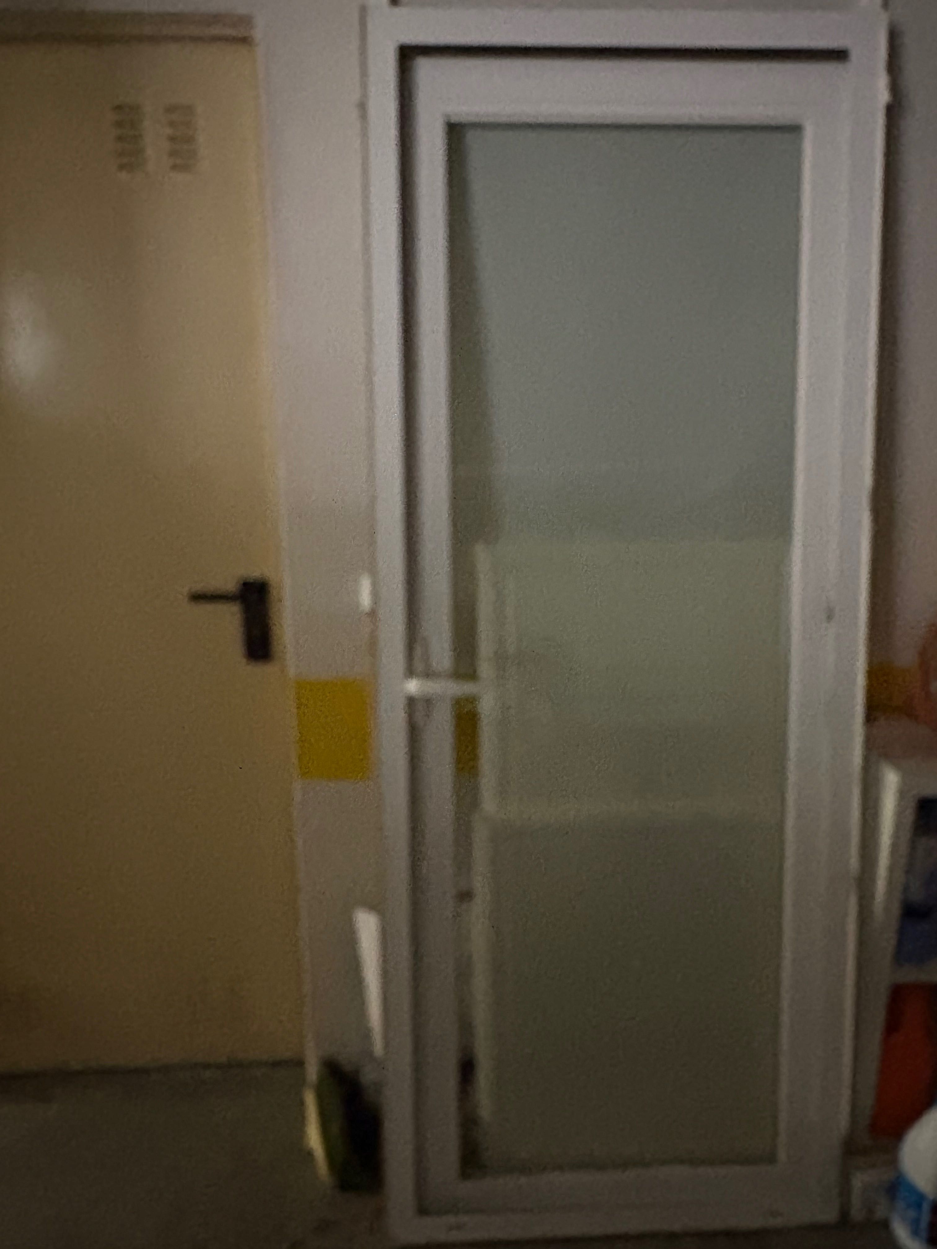 Porta de alumínio com vidro duplo excelente estado.