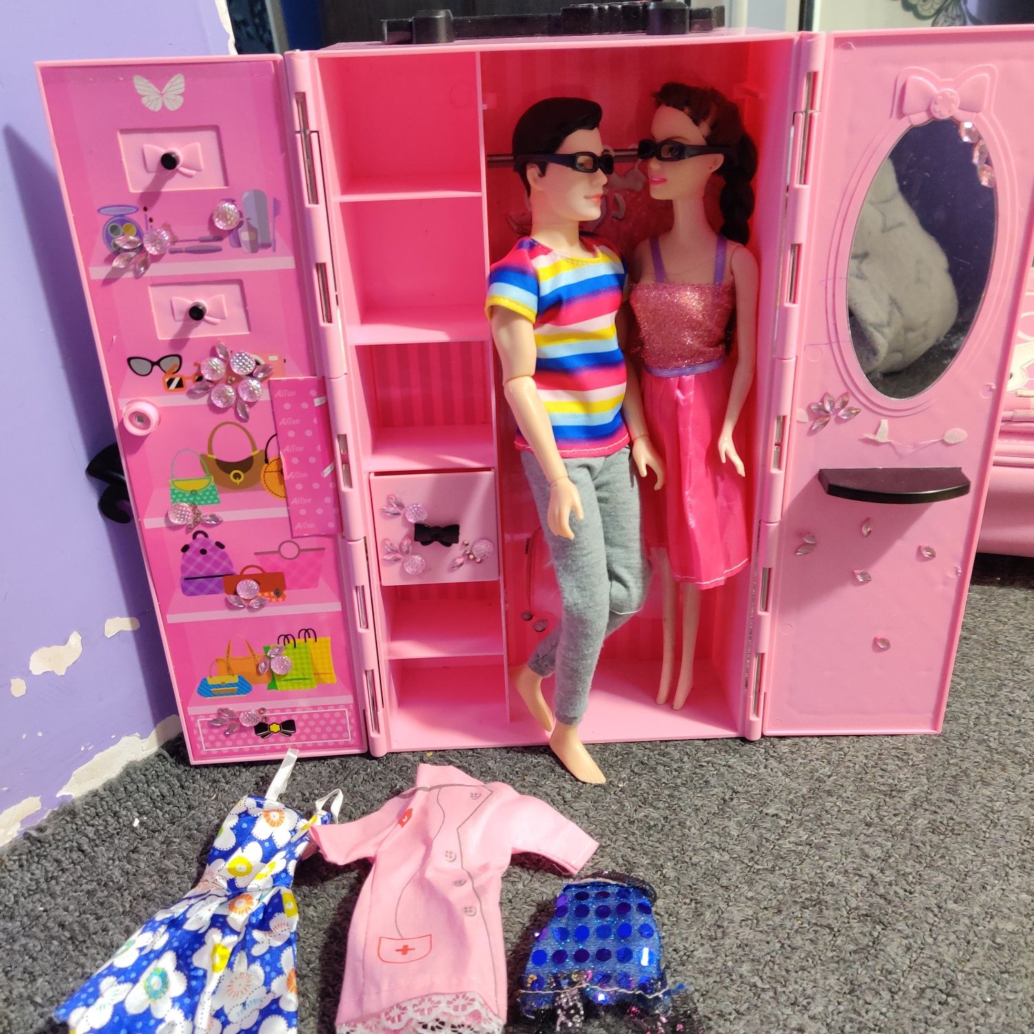 Детский шкаф с куколками