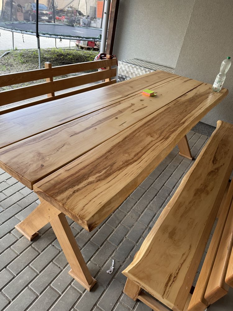 Stół drewniany z ławkami