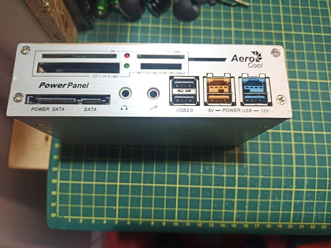 Aero panel do PC wyjścia dysku SATA, karty pamięci i  USB aluminium.