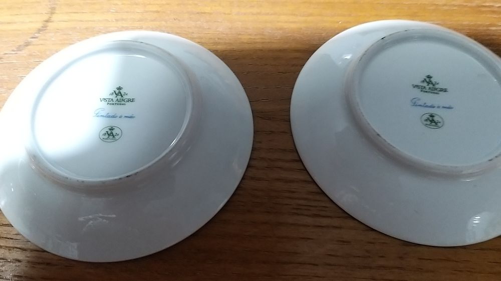 Vendo cafeteira conjunto de  2 chávenas e Pires pintados à mão vista a