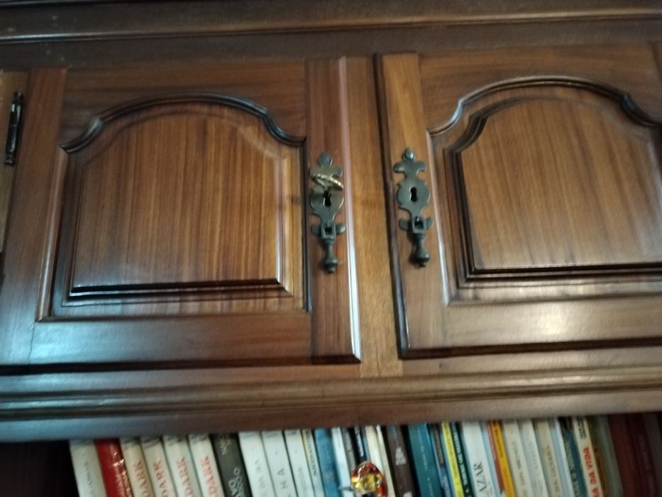 Móvel cristaleira castanho médio