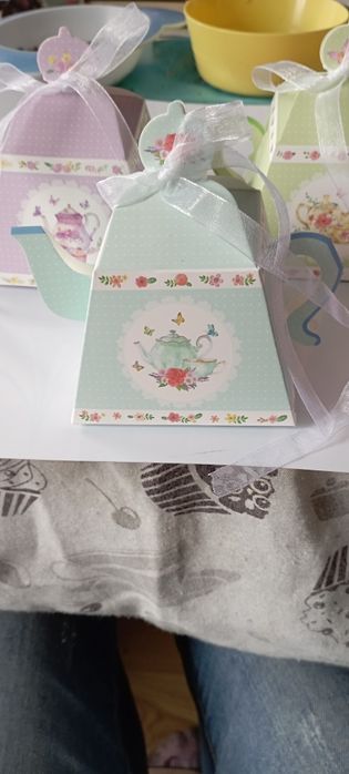 Prezent dzień mamyi imbryk z herbatą