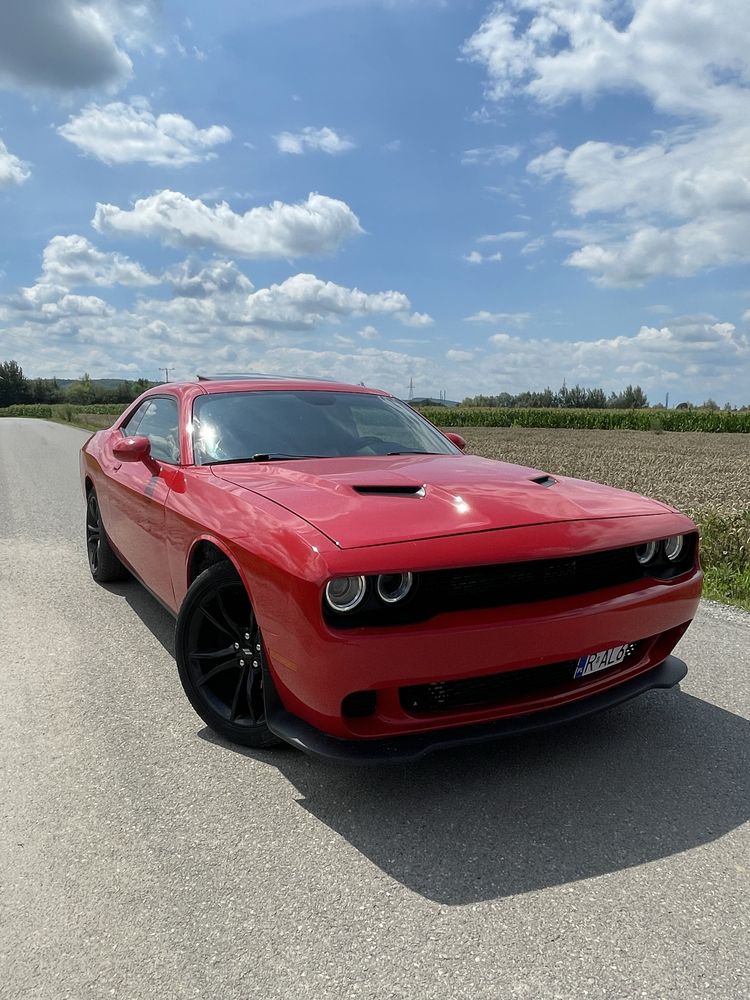 Dodge challenger sxt plus
