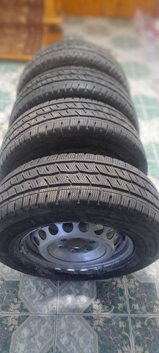Продам шини на  Спрінтер 906 із дисками 235 65 16с Hankook зимові
