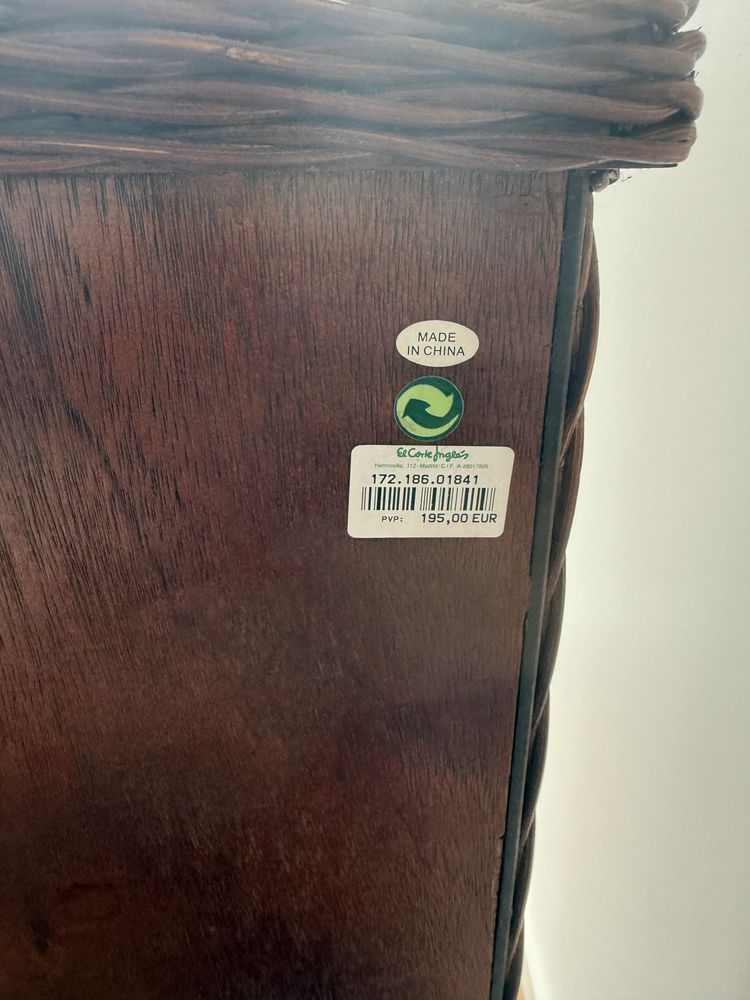 Móvel de gavetas em madeira e vime do El Corte Ingles
