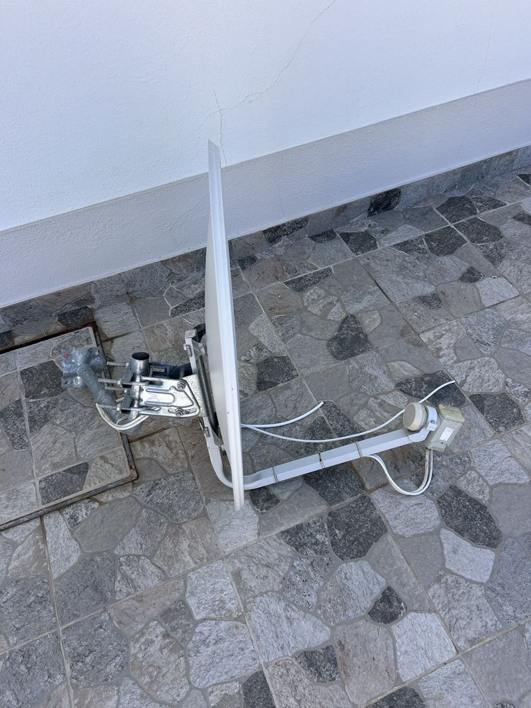 Antena parabólica com pouco uso