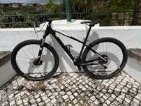 BTT marca CUBE em carbono roda 29