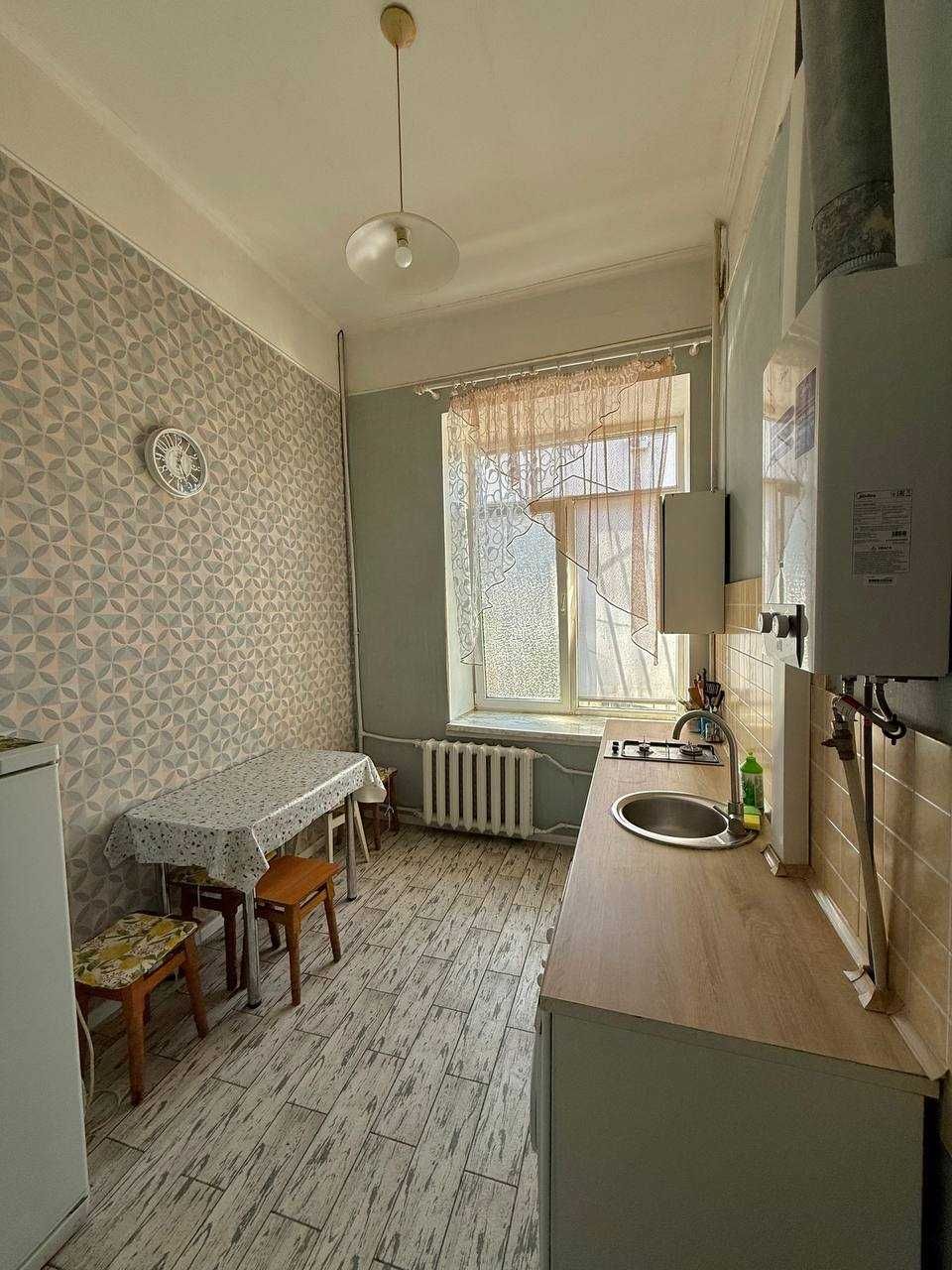 Продам 2-комнатную квартиру в сталинке на ул. Чапленко. Центр города
