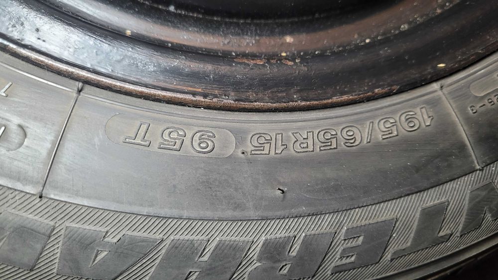 Opony zimowe na felgach 195/65R15-95T Golf 3 wyważone.