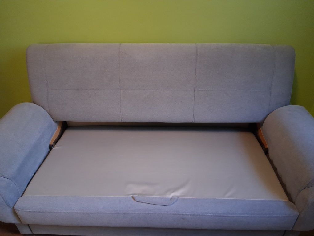 Jasnoszara sofa z funkcją spania