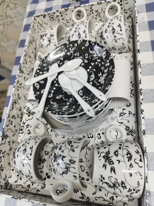 Vendo jogo de 6 xícara e 6 pratinhos novo nunca usado por 40 €