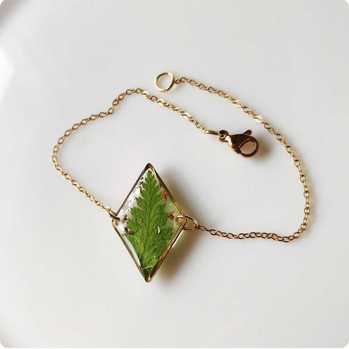 Bransoletka z paprocią i płatkami złota