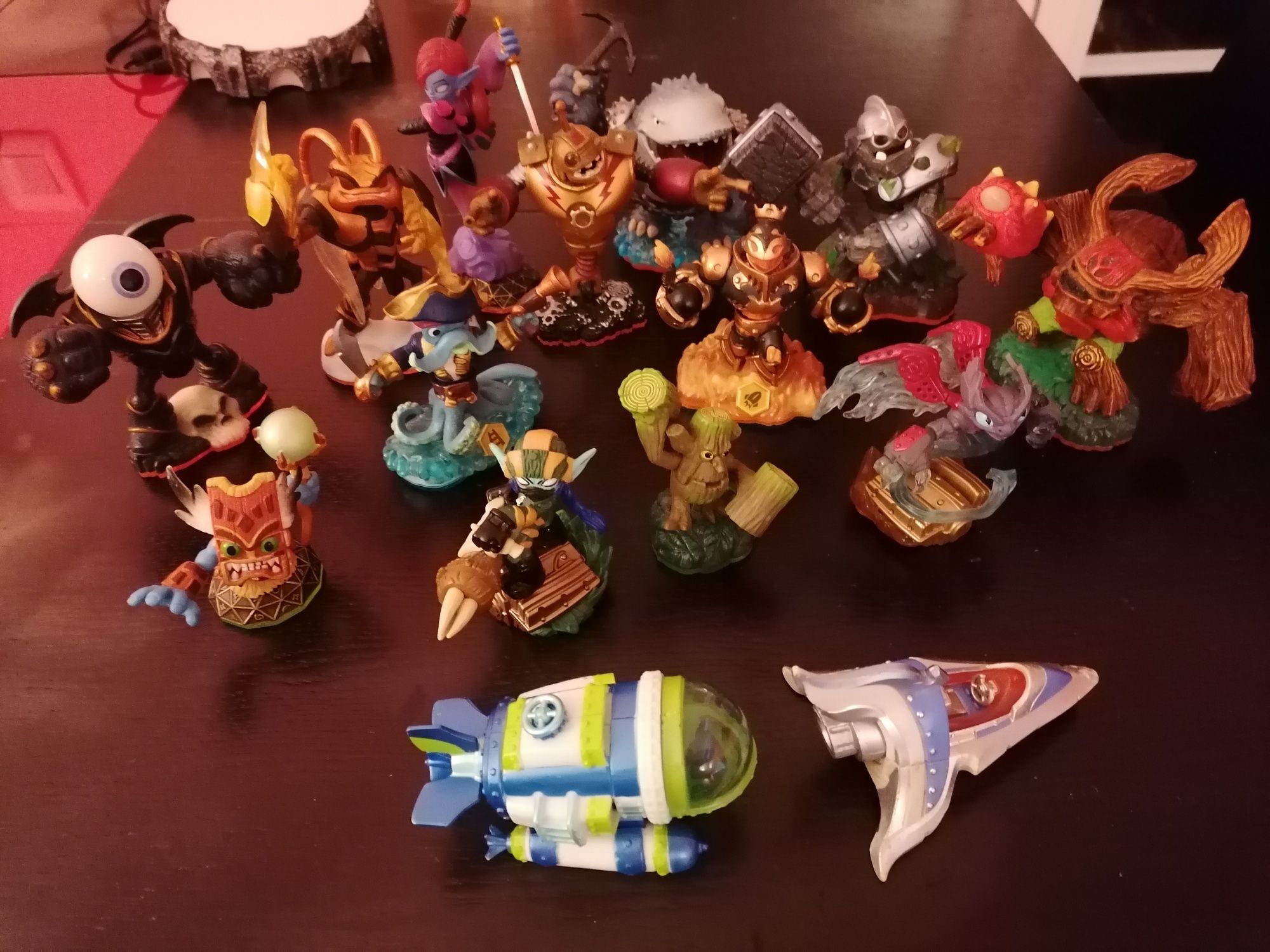 Bonecos Skylanders varios.