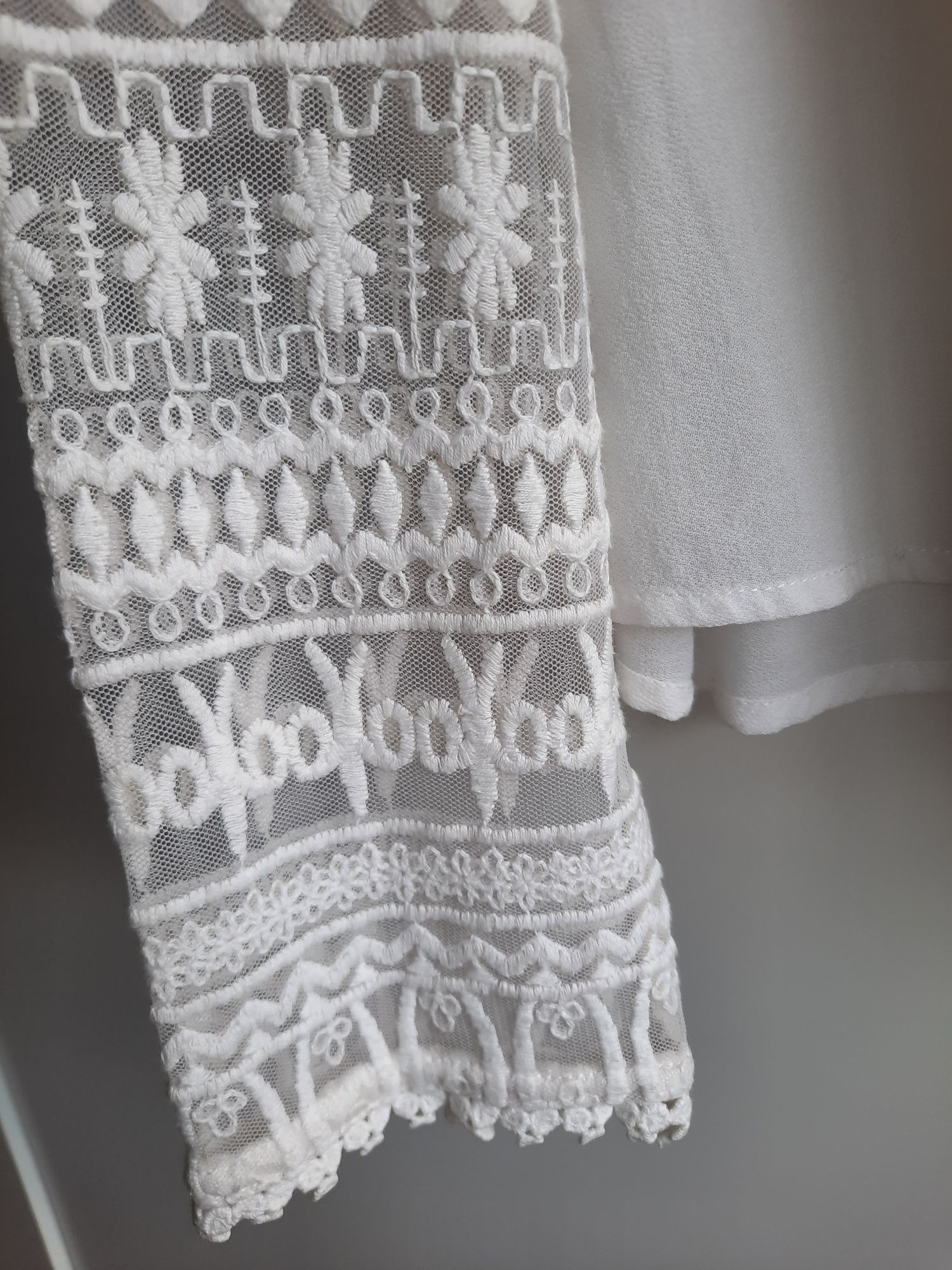 Blusa branca com mangas em renda da Mango
