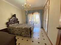 Conjunto de Quarto Estilo Clássico em Madeira Escura