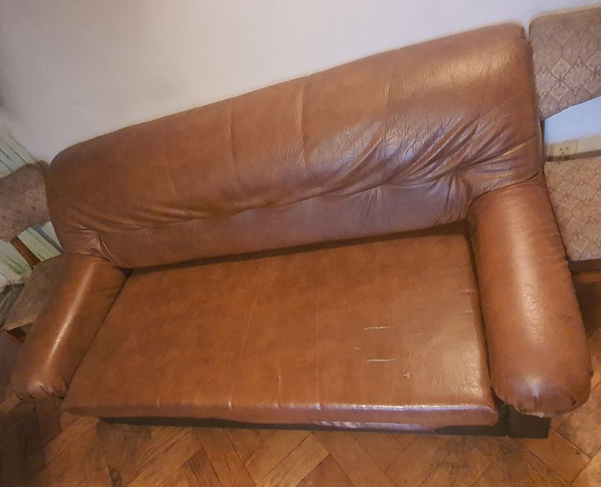 Skorzana sofa z podnóżkiem