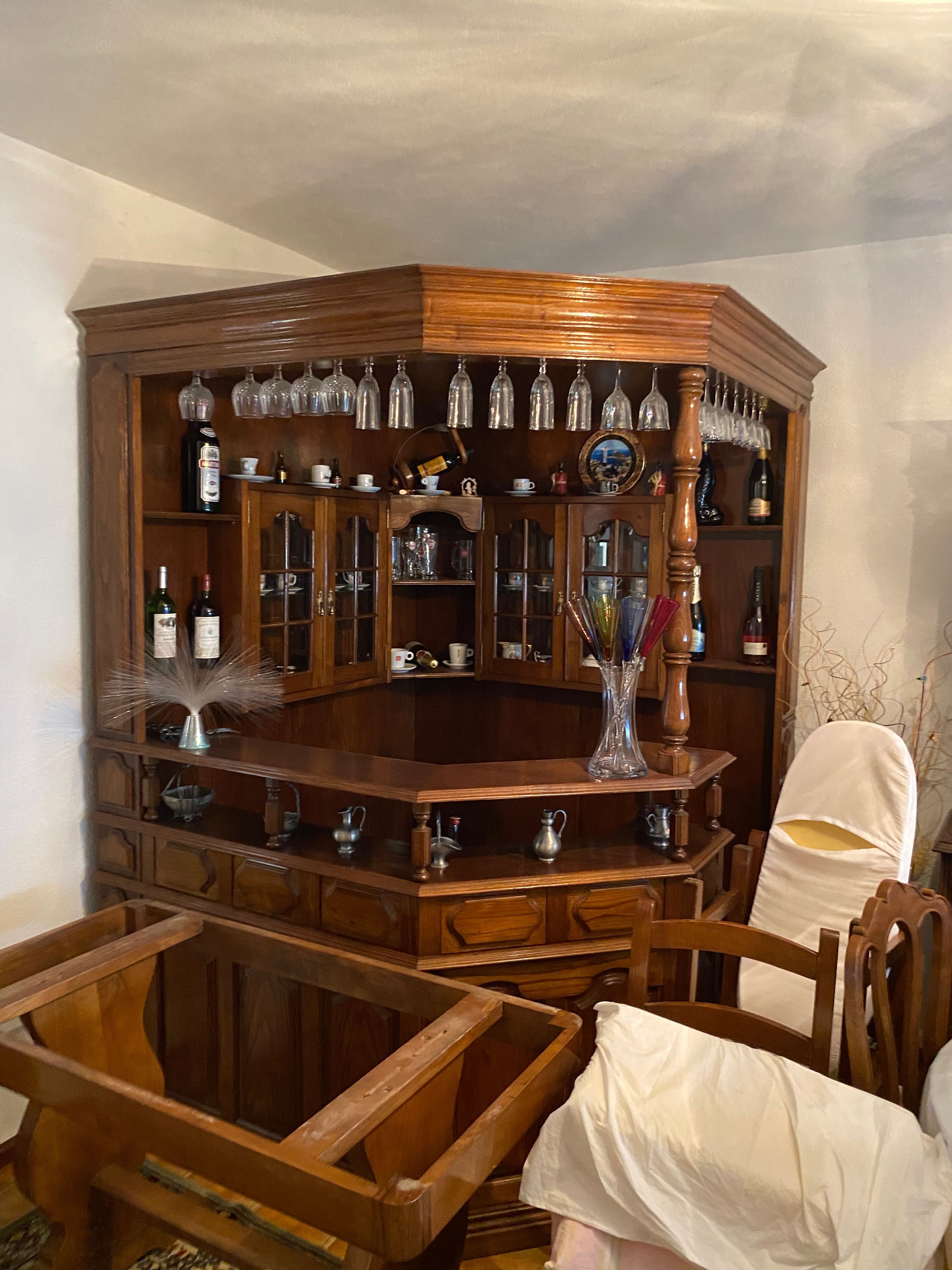 Bar de  sala em bom estado