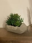 Jarra com flores artificiais