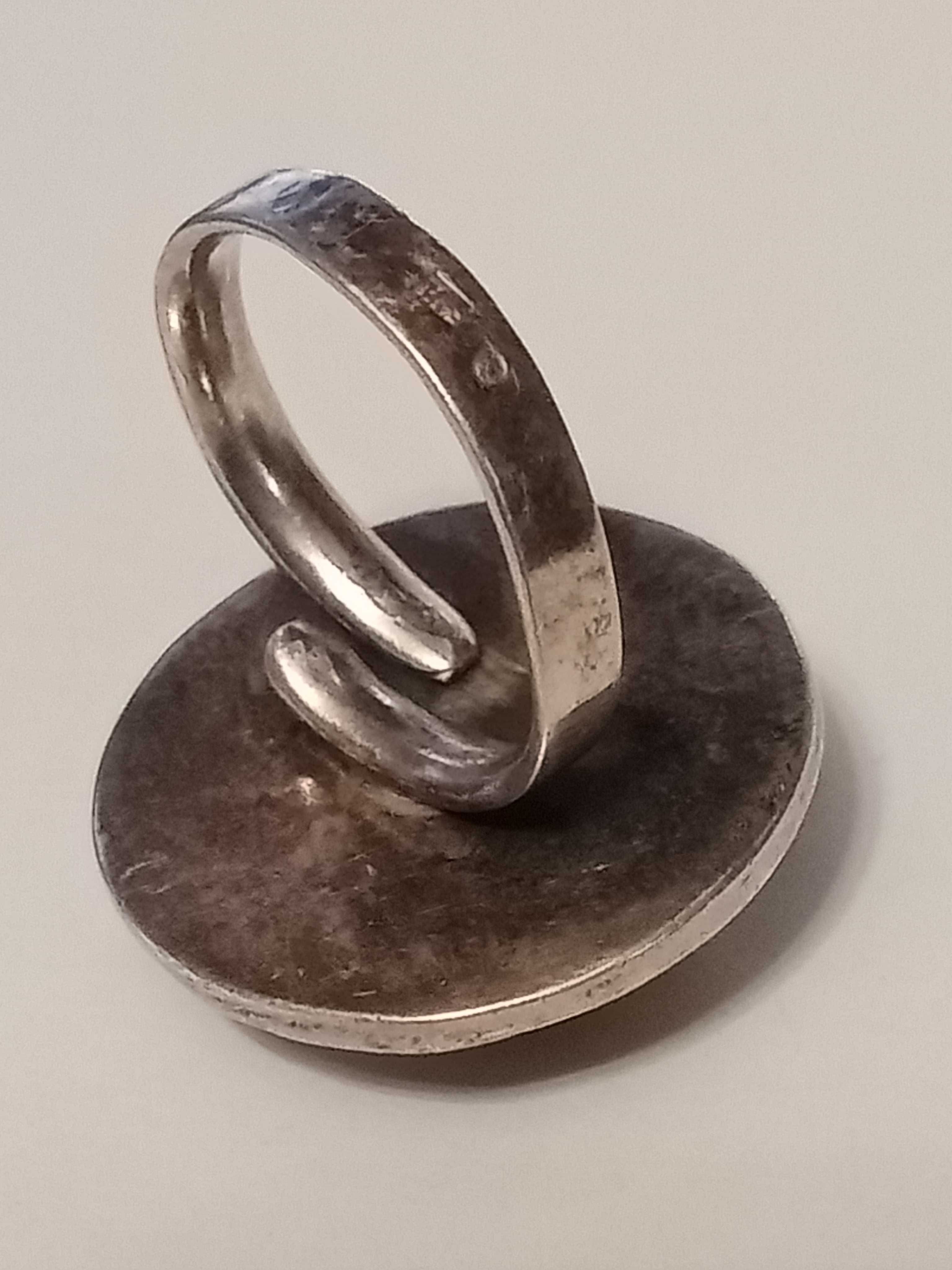 Piękny srebrny pierścionek pr