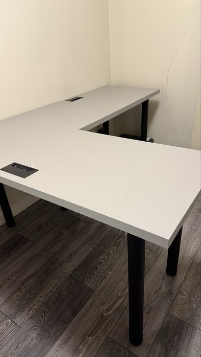 Biurko narożne szare Yrke w super stanie