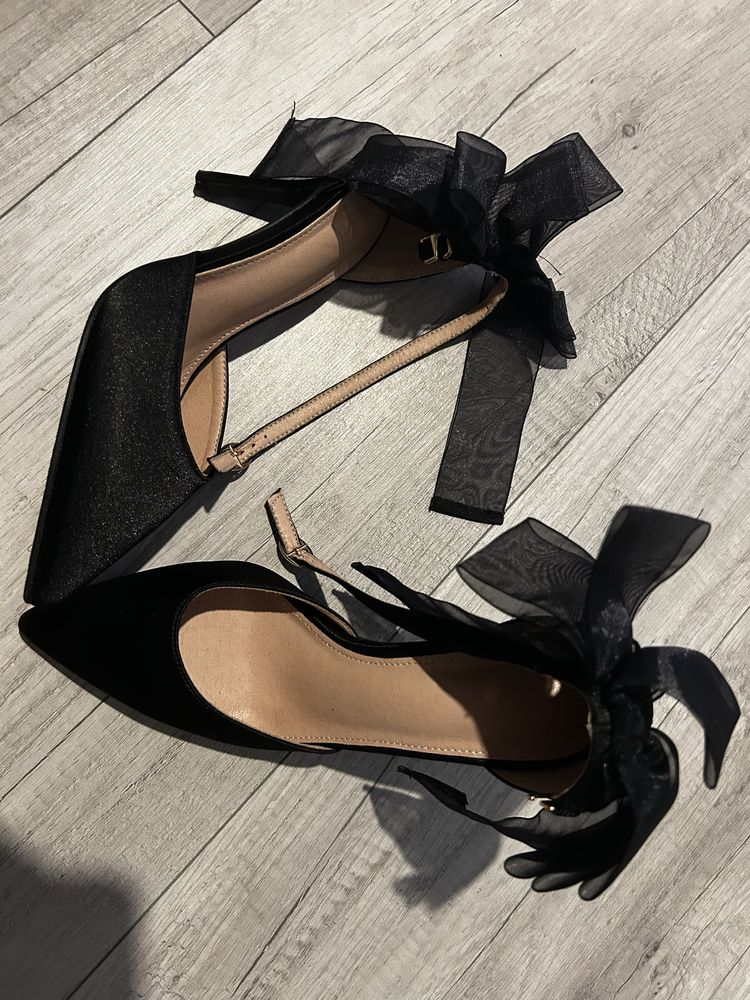 Czarne buty na obcasie