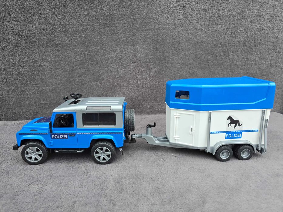 Bruder Land Rover z przyczepą