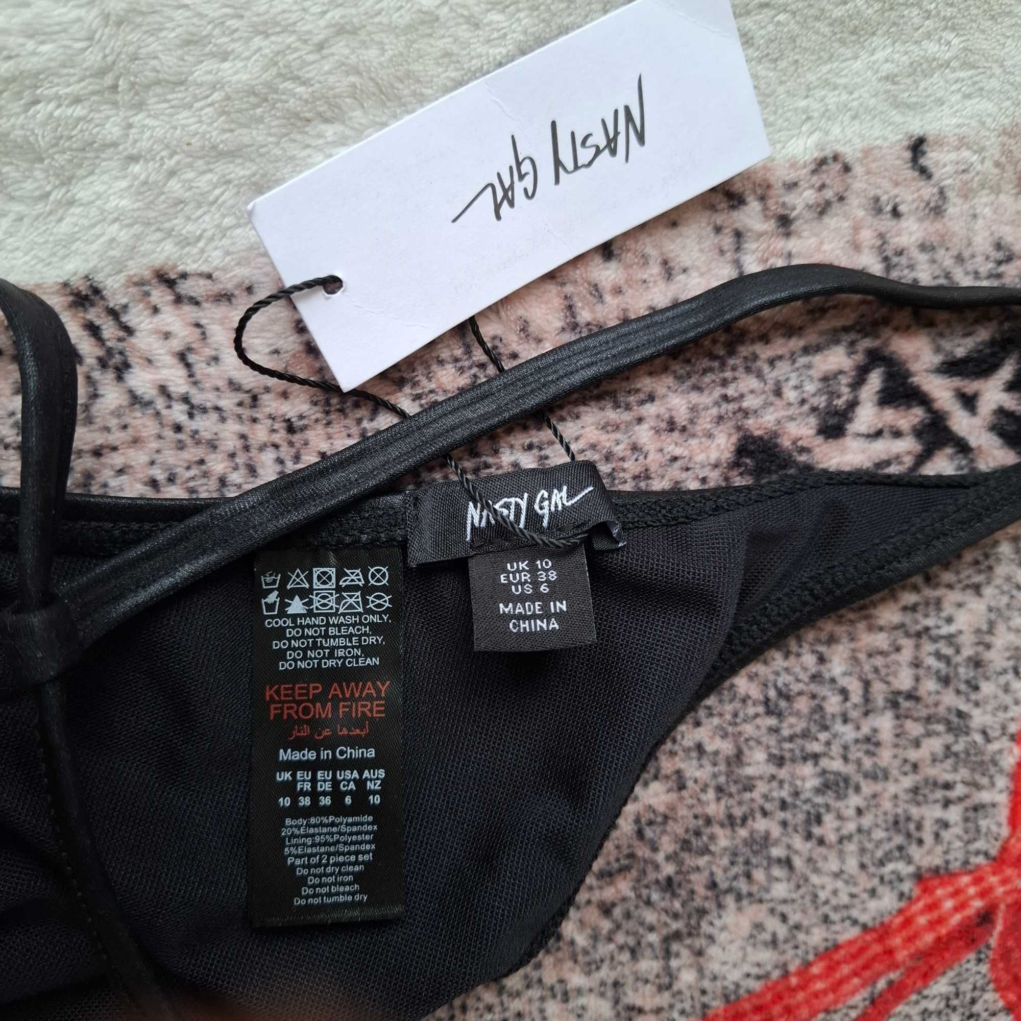 Czarny woskowany dwuczęśxiowy strój kąpielowy Nasty Gal