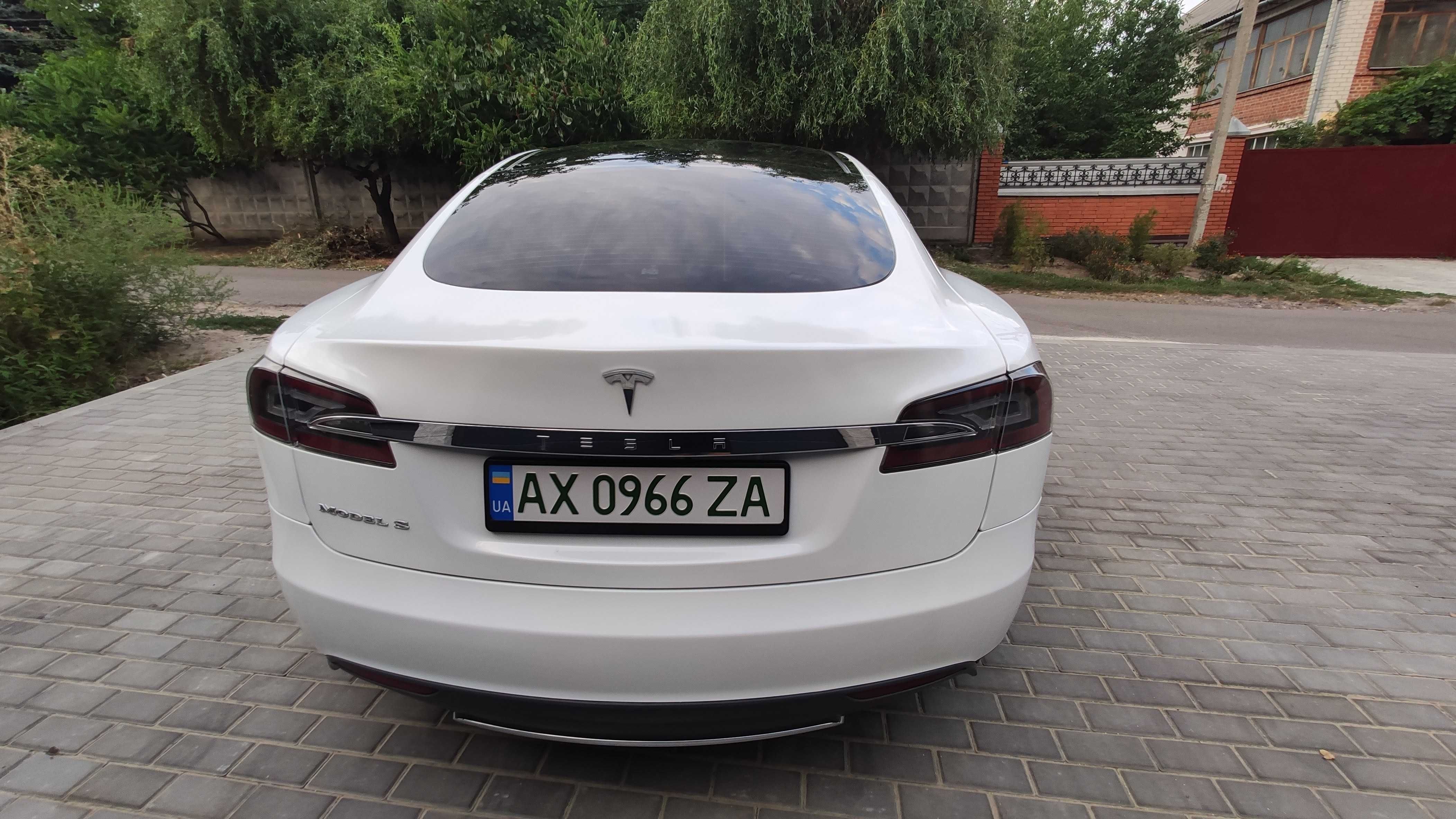 Tesla Model S 2014