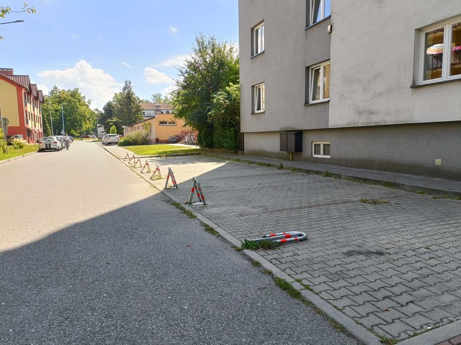 Miejsce parkingowe przy ul. Bogedaina 23 w Pszczynie