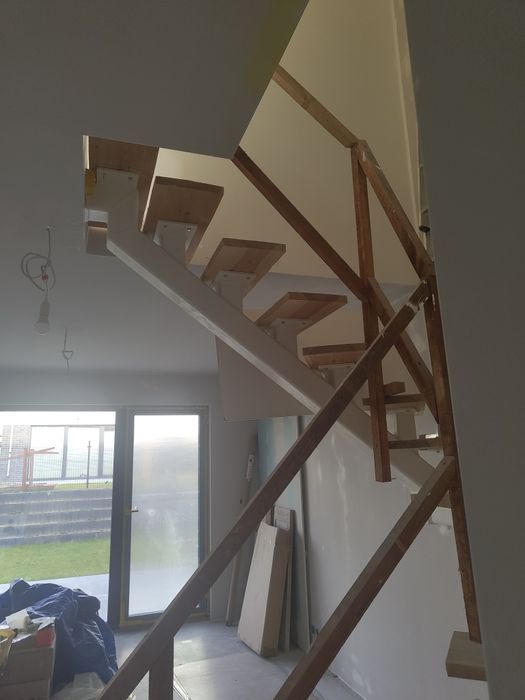 Schody metalowe z drewnianymi stopniami i balustradą