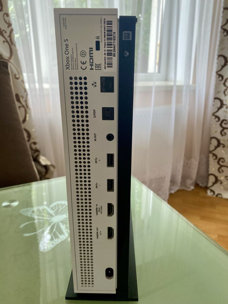 Продам Xbox One S 1 tb !!!