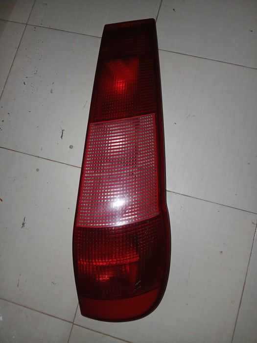 Farol trazeiro Fiat punto ano 1996
