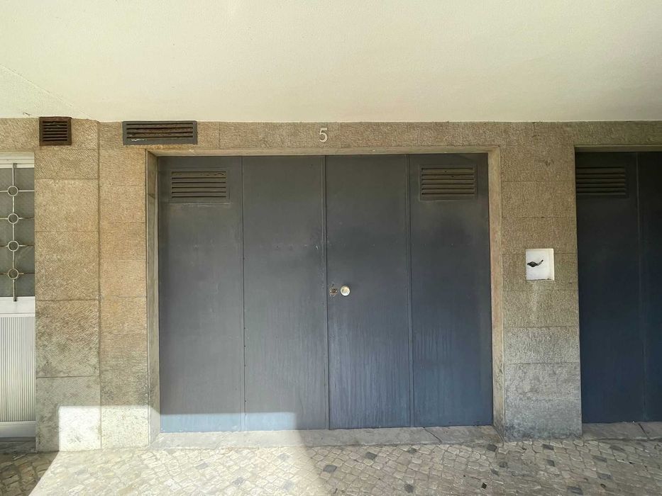 Arrenda-se Garagem - Parede