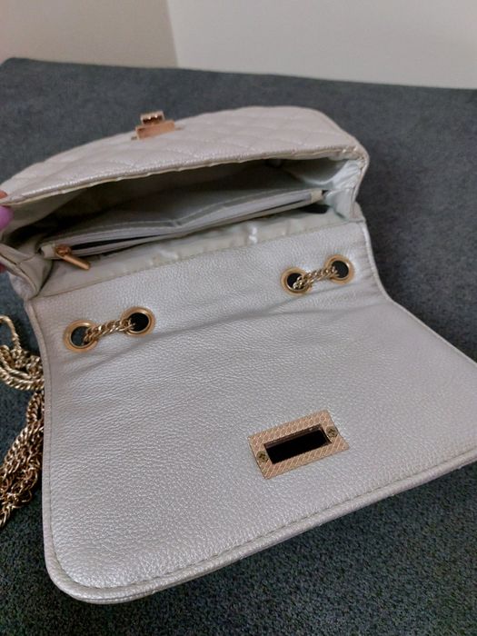 Mala prateada com alça dourada