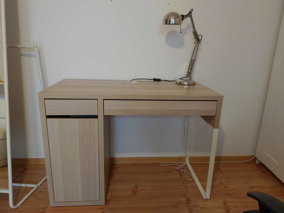 Zestaw biurko, lampa, krzesło.