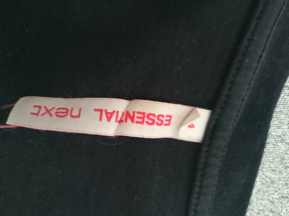 Czarny t-shirt z różowo neonowym nadrukiem
