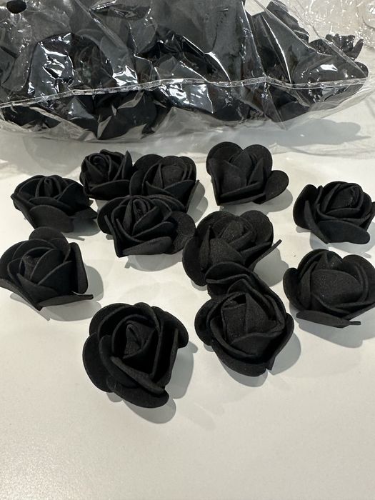 Mini rosas artificiais pretas