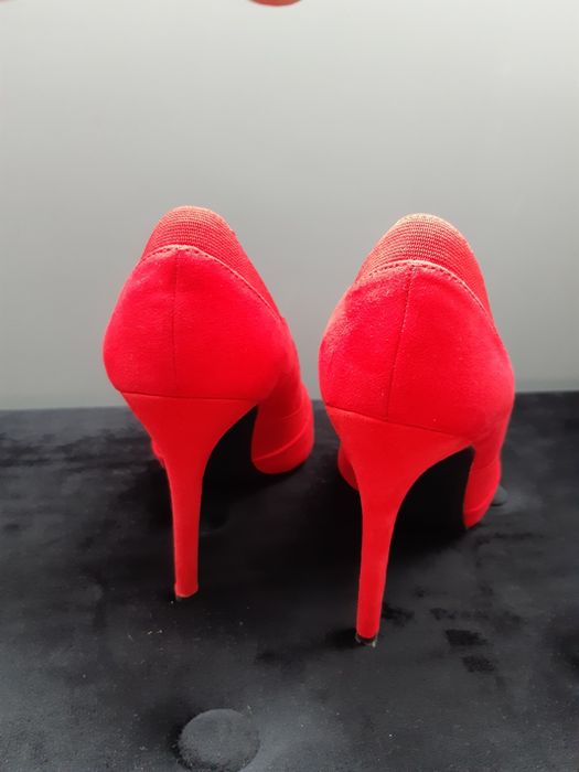 Czerwone seksowne szpilki