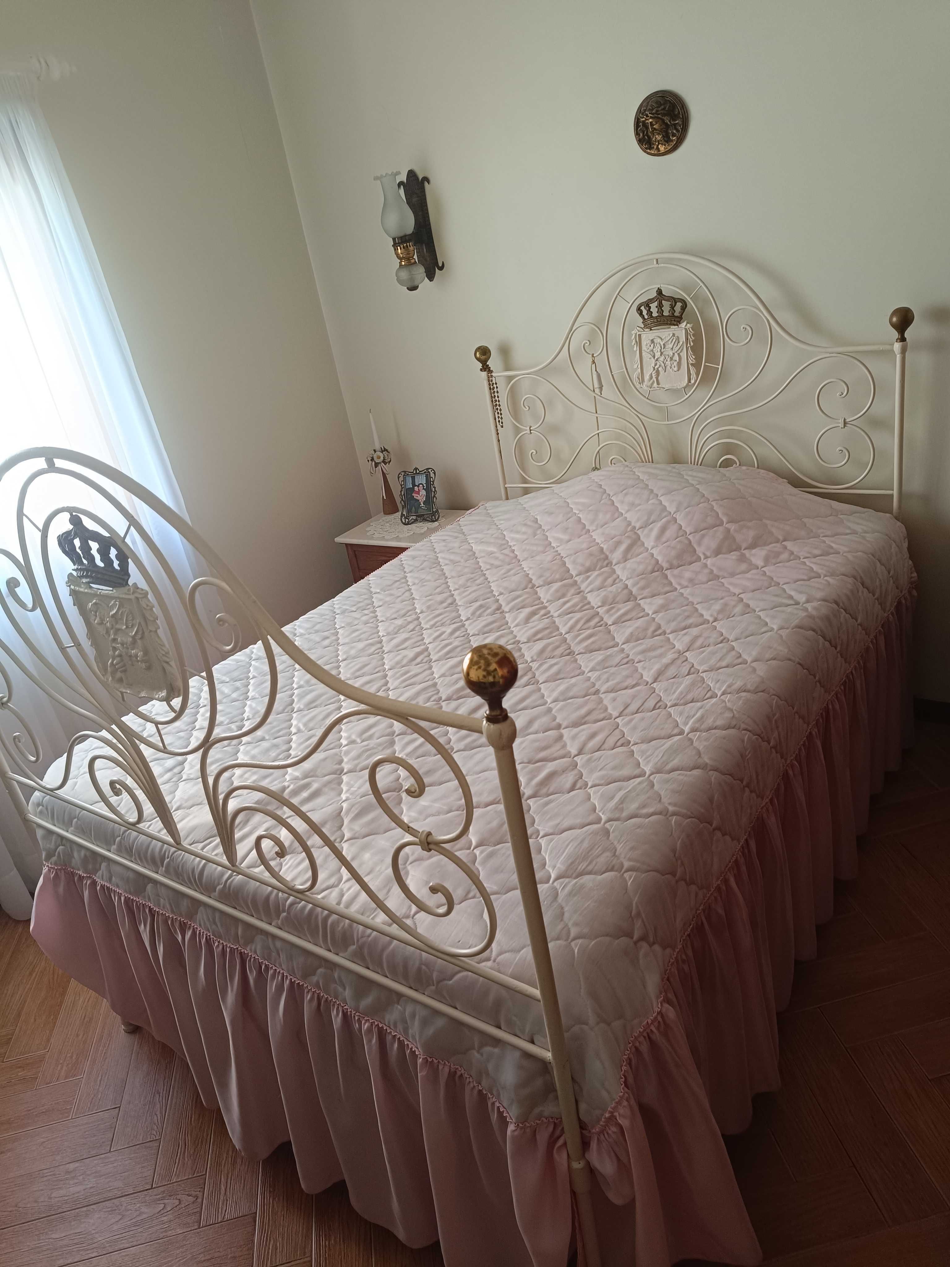Cama de casal em ferro com colchão e 2 mesas de cabeceira em madeira