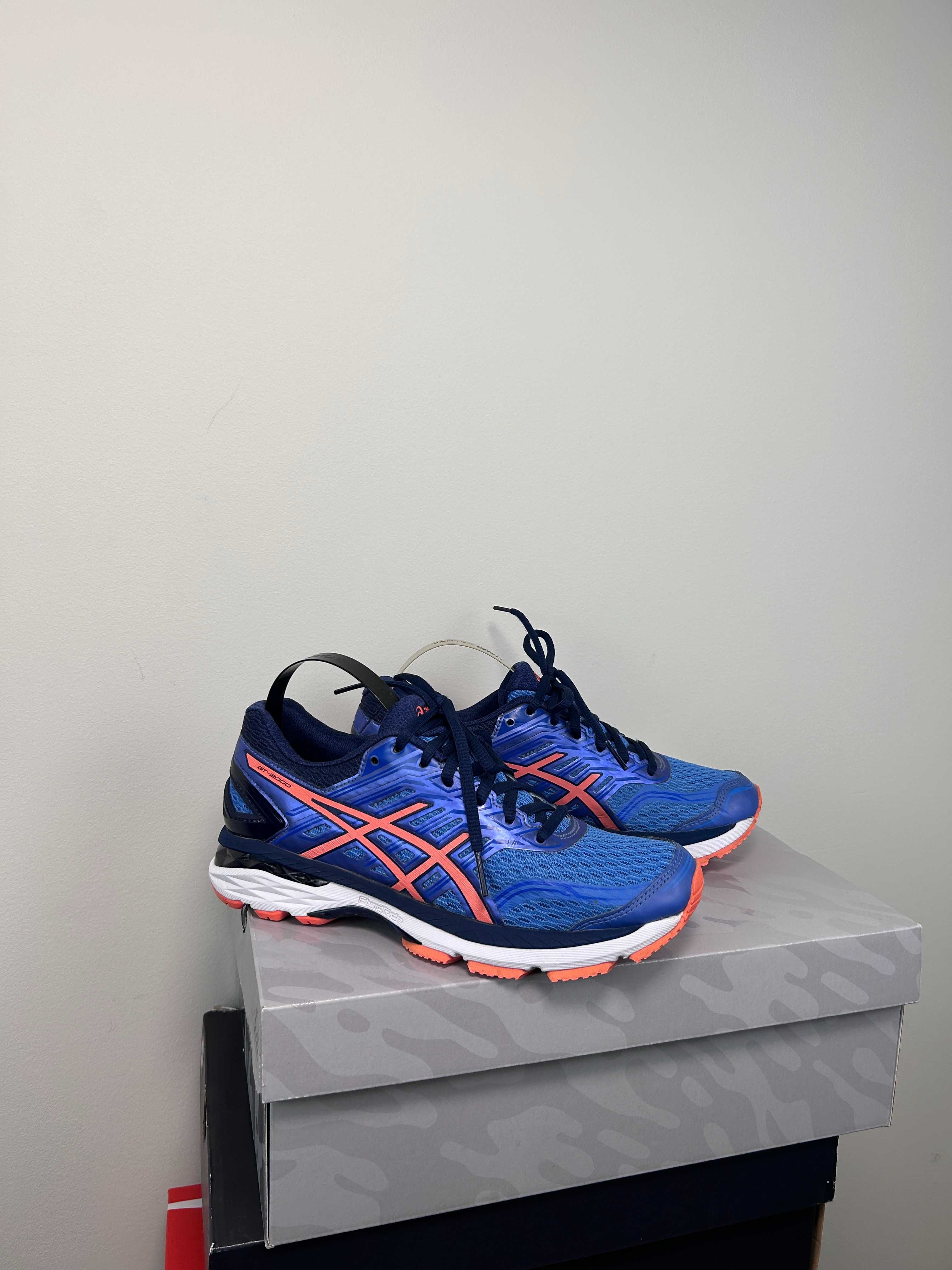 Asics GT 2000 - US 7 / EUR 38