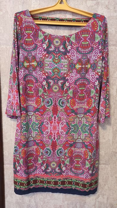 Стильное яркое платье