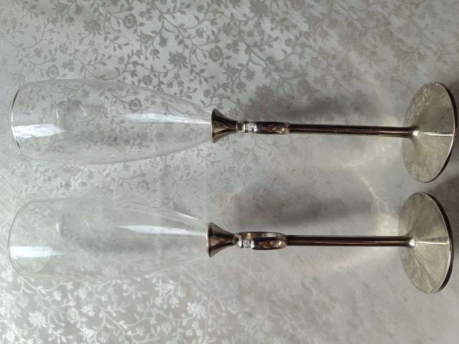 Пара свадебных бокалов.