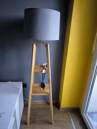 Lampa podłogowa drewniana z półkami