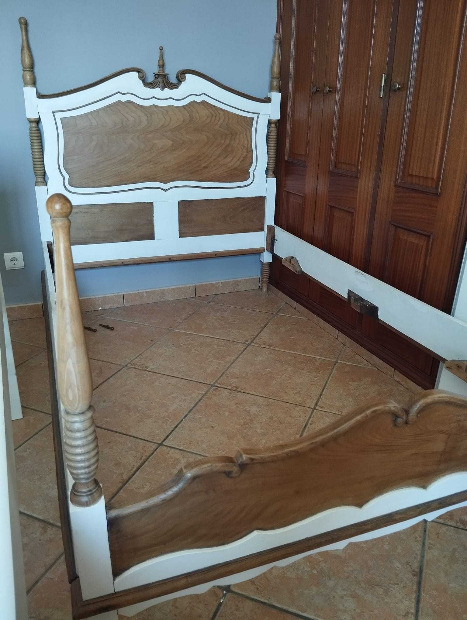 Cama Solteiro Antiga e Restaurada