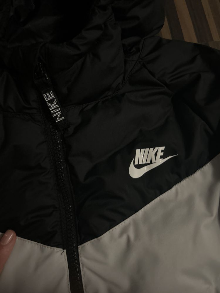 Kurtka Nike super stan prawie jak nowa rozmiar XL dziecięce 158-170cm
